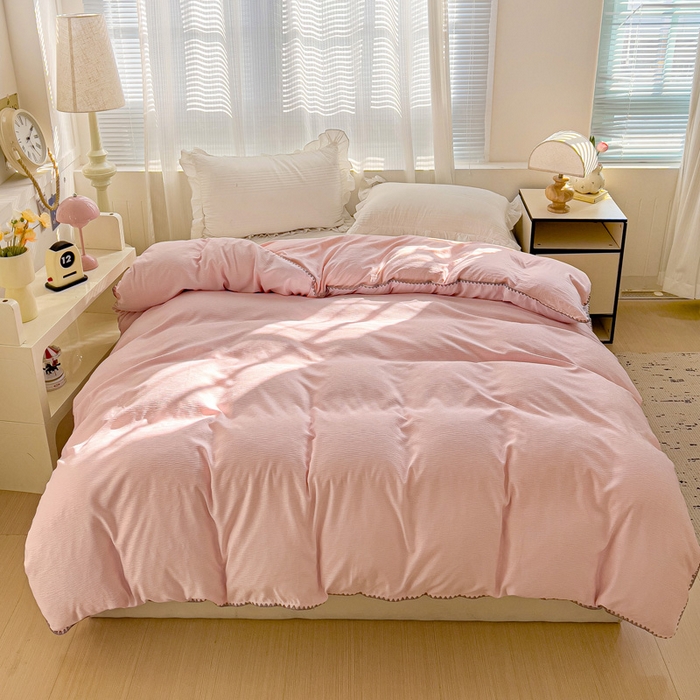 91家纺网 家纺一手货源 找家纺 卡普家居 2025新款A类轻奢贝壳绣丝柔缎提花四件套 丝柔缎-粉红