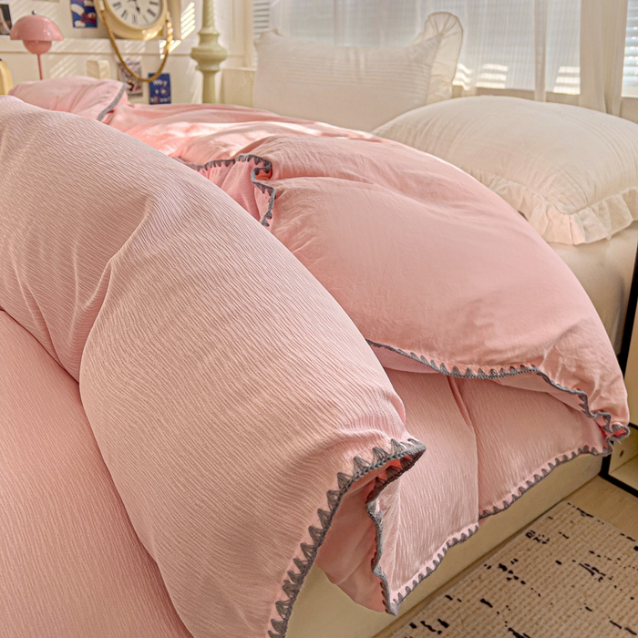 91家纺网 家纺一手货源 找家纺 卡普家居 2025新款A类轻奢贝壳绣丝柔缎提花四件套 丝柔缎-粉红