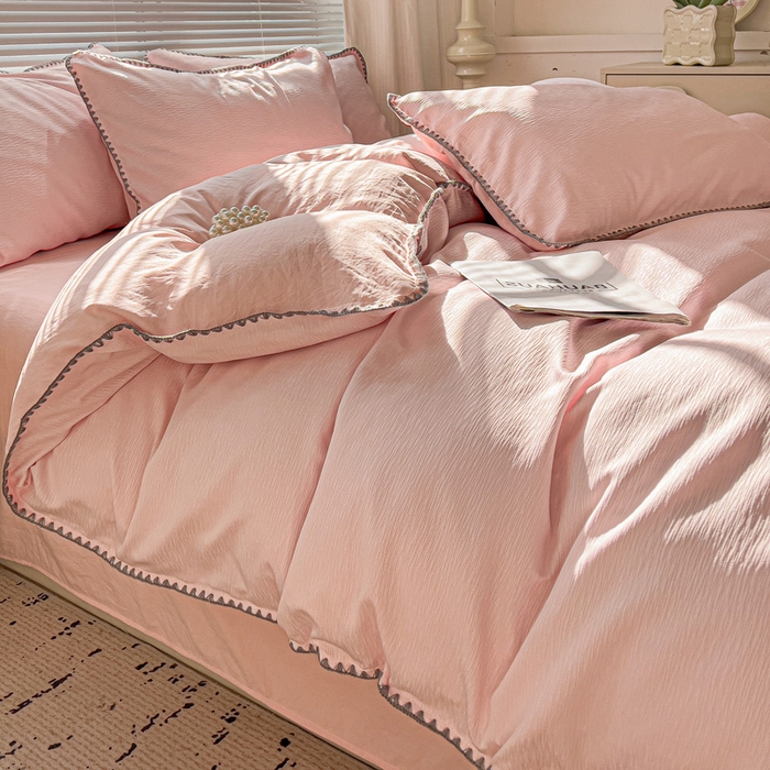 91家纺网 家纺一手货源 找家纺 卡普家居 2025新款A类轻奢贝壳绣丝柔缎提花四件套 丝柔缎-粉红