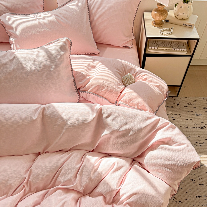 91家纺网 家纺一手货源 找家纺 卡普家居 2025新款A类轻奢贝壳绣丝柔缎提花四件套 丝柔缎-粉红