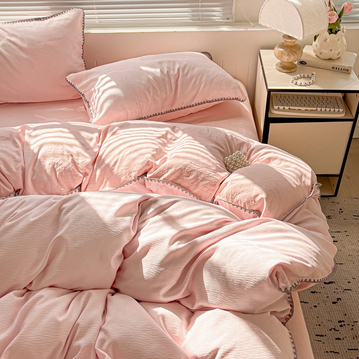 91家纺网 家纺一手货源 找家纺 卡普家居 2025新款A类轻奢贝壳绣丝柔缎提花四件套 丝柔缎-粉红