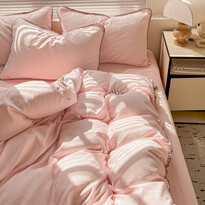 91家纺网 家纺一手货源 找家纺 卡普家居 2025新款A类轻奢贝壳绣丝柔缎提花四件套 丝柔缎-粉红