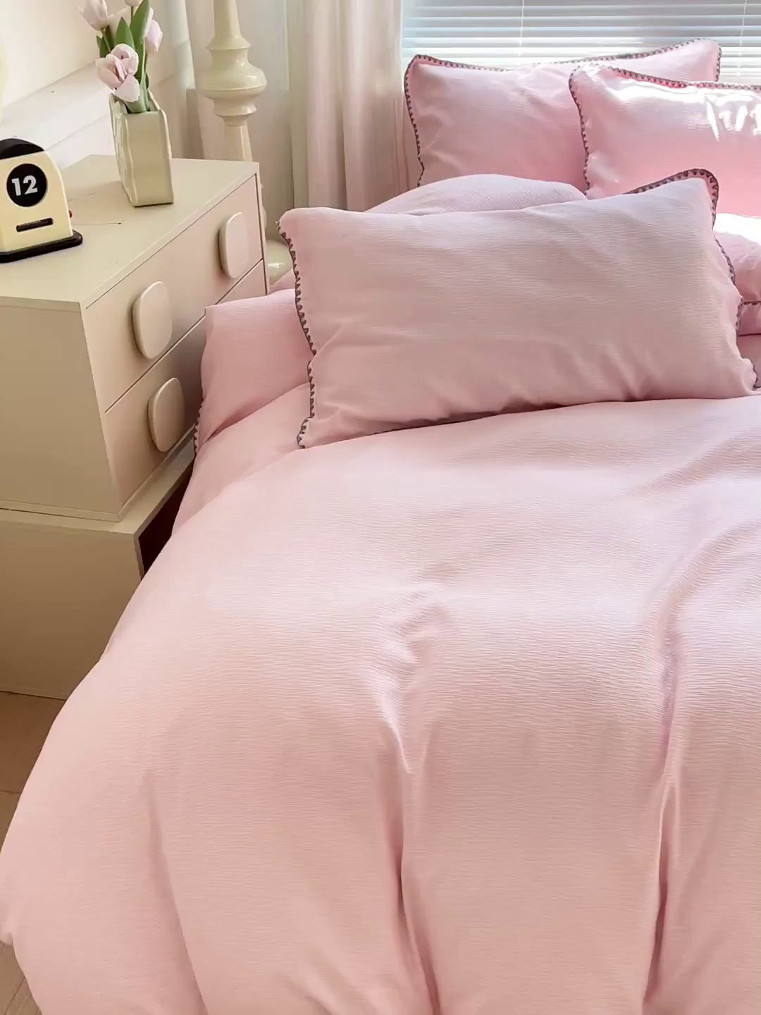 91家纺网 家纺一手货源 找家纺 卡普家居 2025新款A类轻奢贝壳绣丝柔缎提花四件套 丝柔缎-粉红