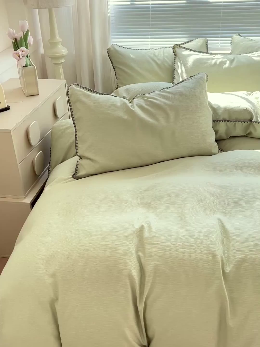 91家纺网 家纺一手货源 找家纺 卡普家居 2025新款A类轻奢贝壳绣丝柔缎提花四件套 丝柔缎-黄绿