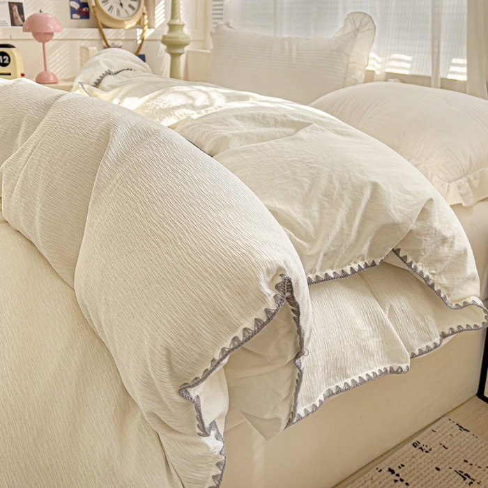 91家纺网 家纺一手货源 找家纺 卡普家居 2025新款A类轻奢贝壳绣丝柔缎提花四件套 丝柔缎-奶白