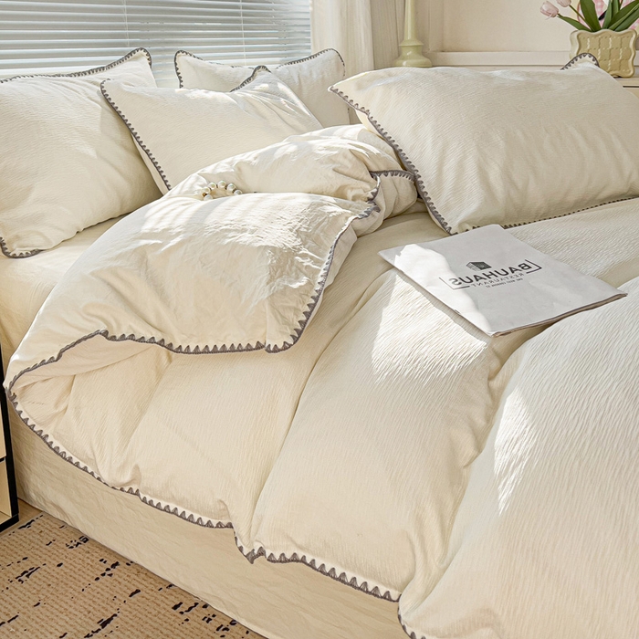 91家纺网 家纺一手货源 找家纺 卡普家居 2025新款A类轻奢贝壳绣丝柔缎提花四件套 丝柔缎-奶白