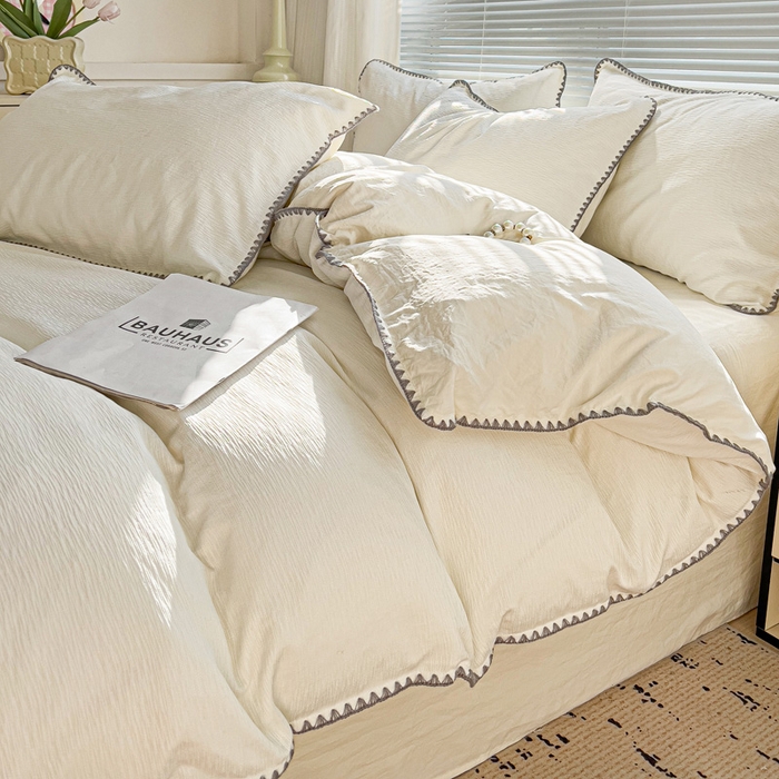 91家纺网 家纺一手货源 找家纺 卡普家居 2025新款A类轻奢贝壳绣丝柔缎提花四件套 丝柔缎-奶白