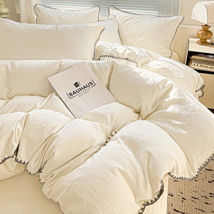 91家纺网 家纺一手货源 找家纺 卡普家居 2025新款A类轻奢贝壳绣丝柔缎提花四件套 丝柔缎-奶白