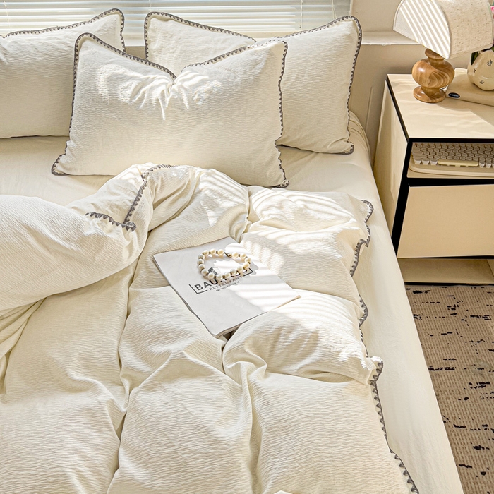 91家纺网 家纺一手货源 找家纺 卡普家居 2025新款A类轻奢贝壳绣丝柔缎提花四件套 丝柔缎-奶白