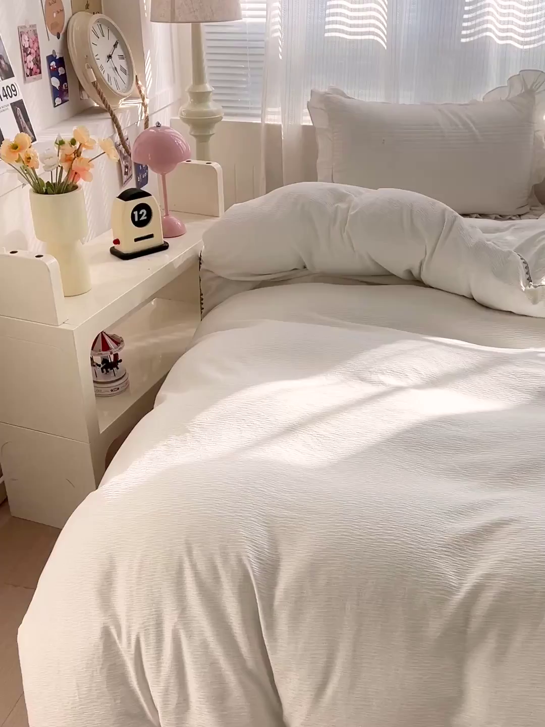 91家纺网 家纺一手货源 找家纺 卡普家居 2025新款A类轻奢贝壳绣丝柔缎提花四件套 丝柔缎-奶白