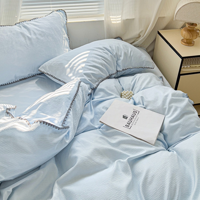 91家纺网 家纺一手货源 找家纺 卡普家居 2025新款A类轻奢贝壳绣丝柔缎提花四件套 丝柔缎-浅兰