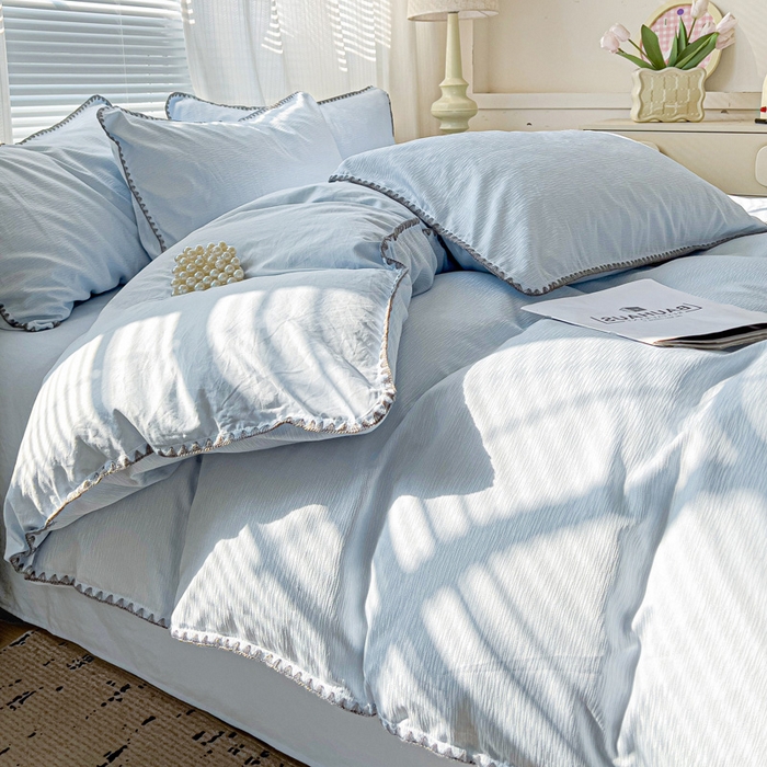 91家纺网 家纺一手货源 找家纺 卡普家居 2025新款A类轻奢贝壳绣丝柔缎提花四件套 丝柔缎-浅兰