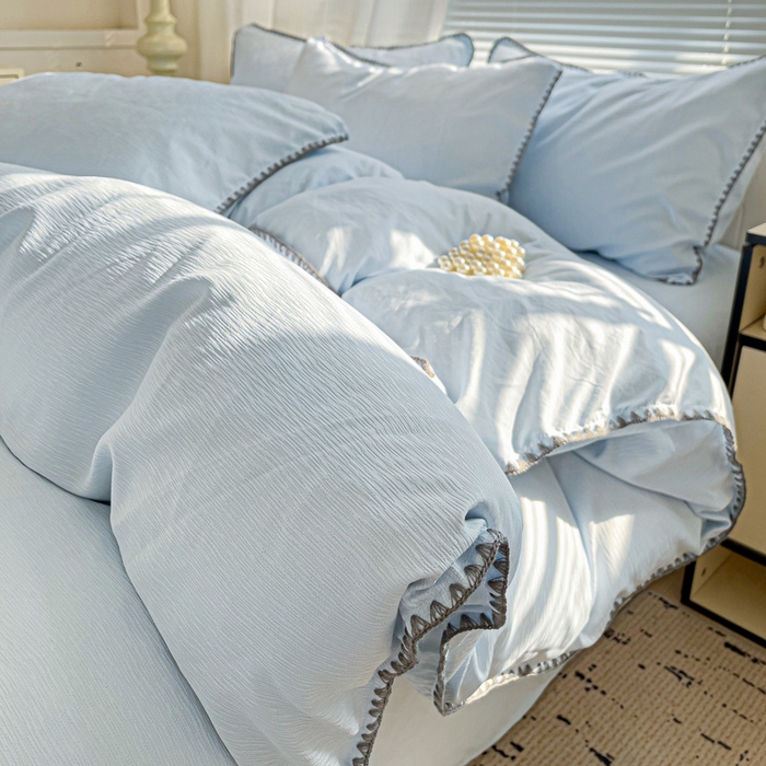 91家纺网 家纺一手货源 找家纺 卡普家居 2025新款A类轻奢贝壳绣丝柔缎提花四件套 丝柔缎-浅兰