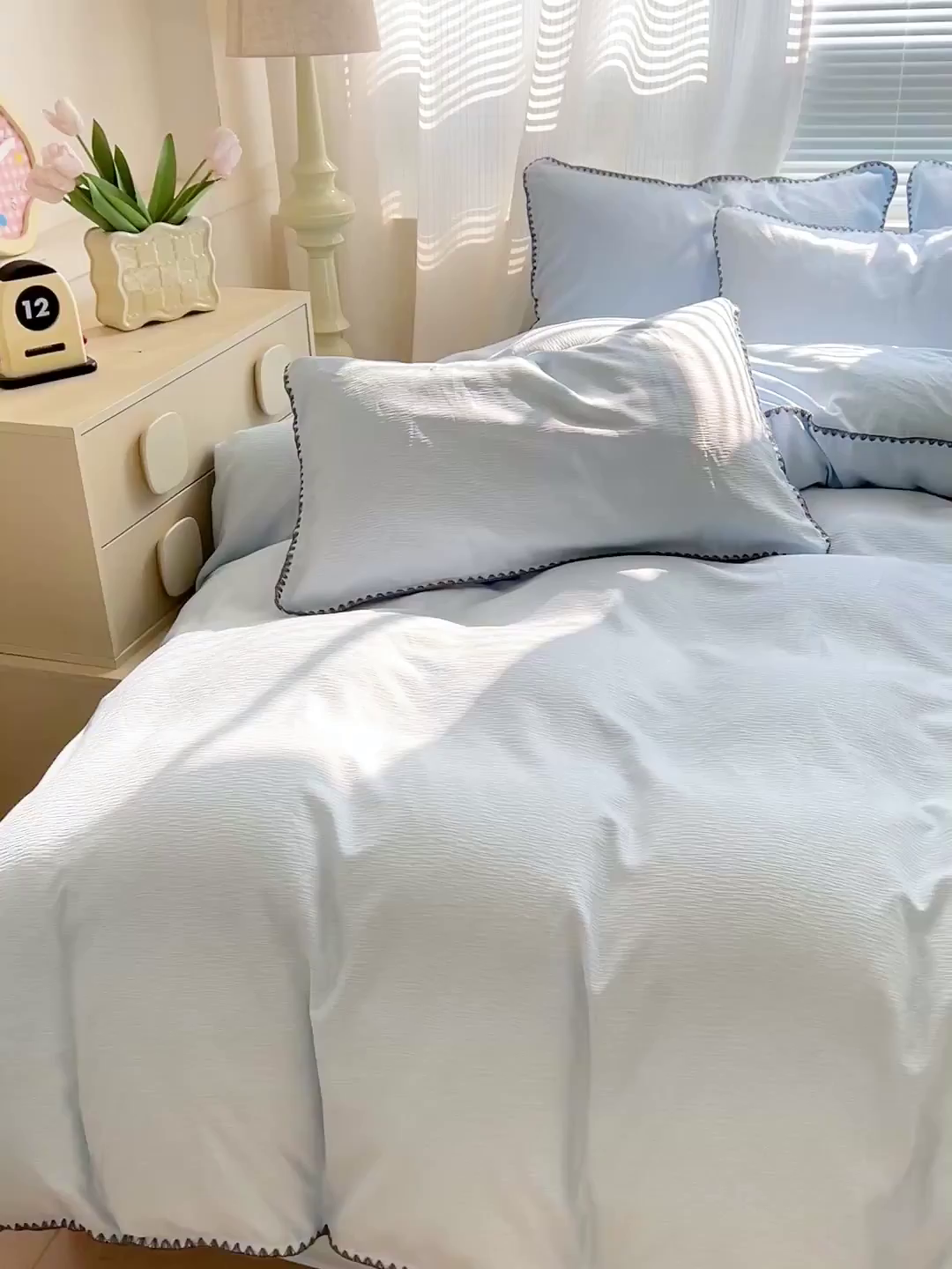 91家纺网 家纺一手货源 找家纺 卡普家居 2025新款A类轻奢贝壳绣丝柔缎提花四件套 丝柔缎-浅兰