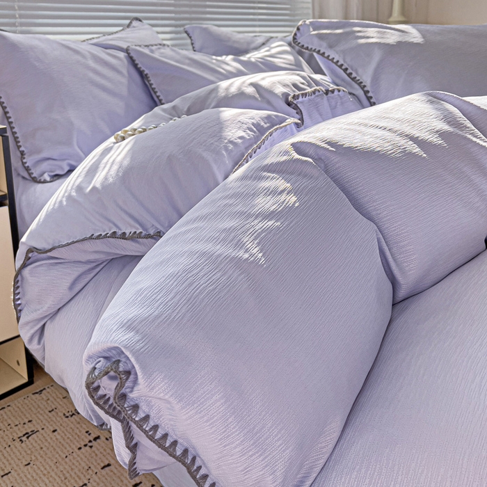 91家纺网 家纺一手货源 找家纺 卡普家居 2025新款A类轻奢贝壳绣丝柔缎提花四件套 丝柔缎-浅紫