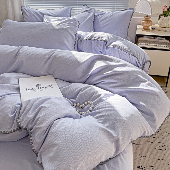 91家纺网 家纺一手货源 找家纺 卡普家居 2025新款A类轻奢贝壳绣丝柔缎提花四件套 丝柔缎-浅紫