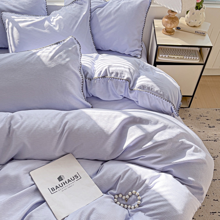 91家纺网 家纺一手货源 找家纺 卡普家居 2025新款A类轻奢贝壳绣丝柔缎提花四件套 丝柔缎-浅紫