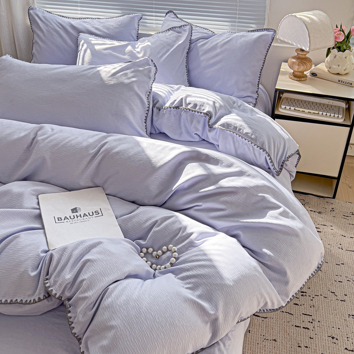 91家纺网 家纺一手货源 找家纺 卡普家居 2025新款A类轻奢贝壳绣丝柔缎提花四件套 丝柔缎-浅紫