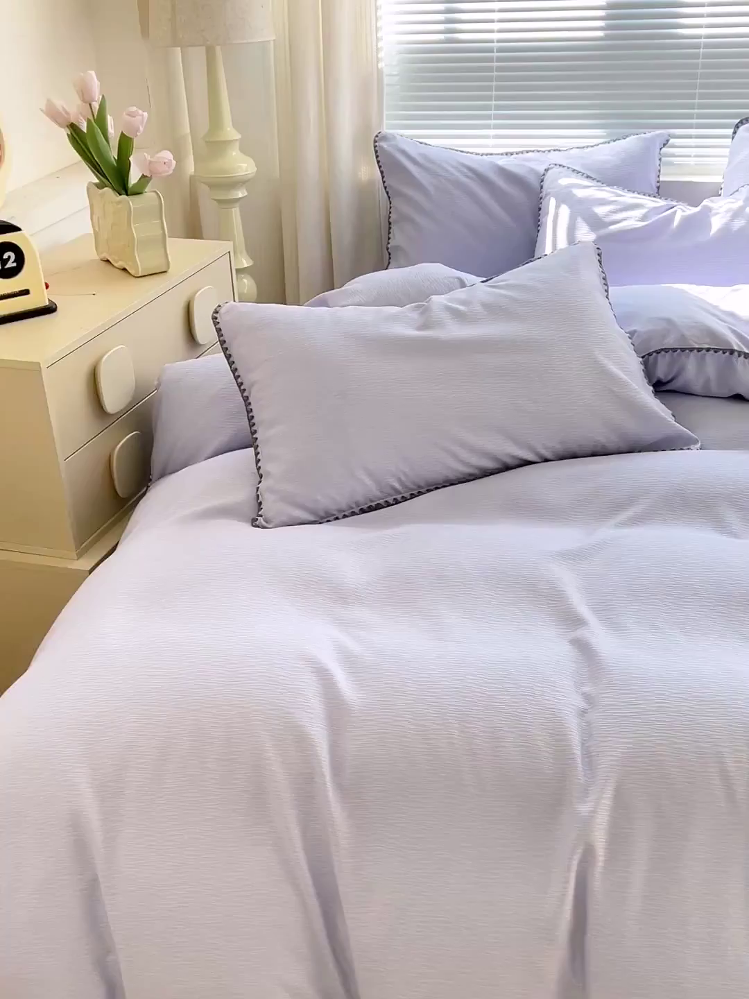 91家纺网 家纺一手货源 找家纺 卡普家居 2025新款A类轻奢贝壳绣丝柔缎提花四件套 丝柔缎-浅紫