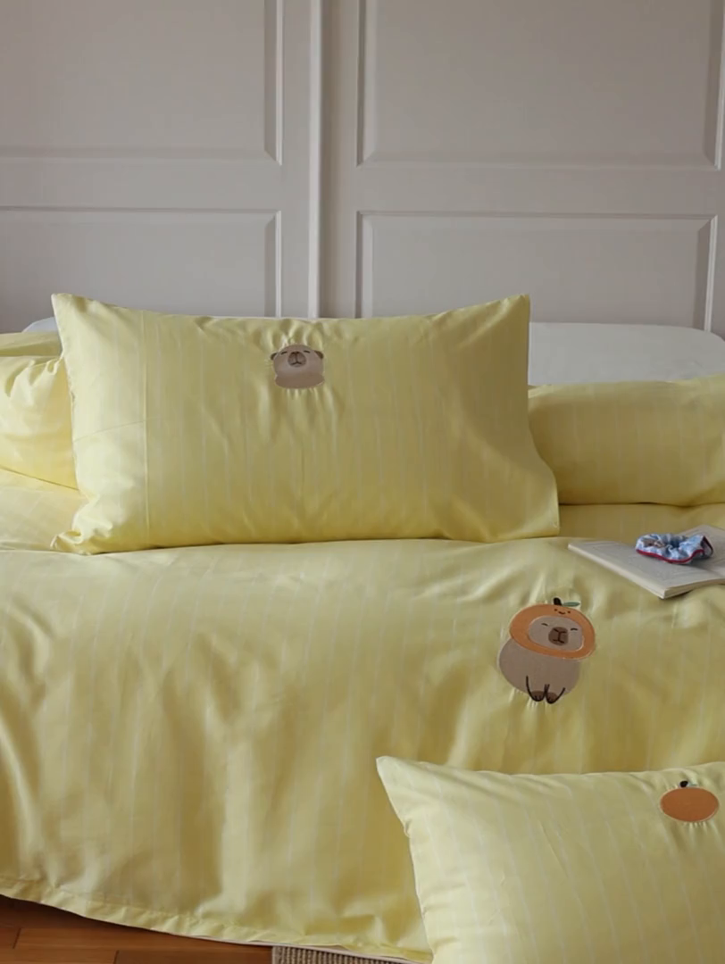 91家纺网 家纺一手货源 找家纺 棉眠 2025新款60支全棉卡比巴拉刺绣款床单四件套 你的橘子掉了-黄