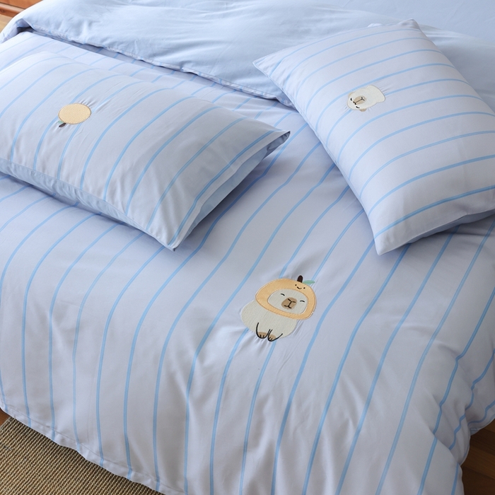 91家纺网 家纺一手货源 找家纺 棉眠 2025新款60支全棉卡比巴拉刺绣款床单四件套 你的橘子掉了-蓝灰