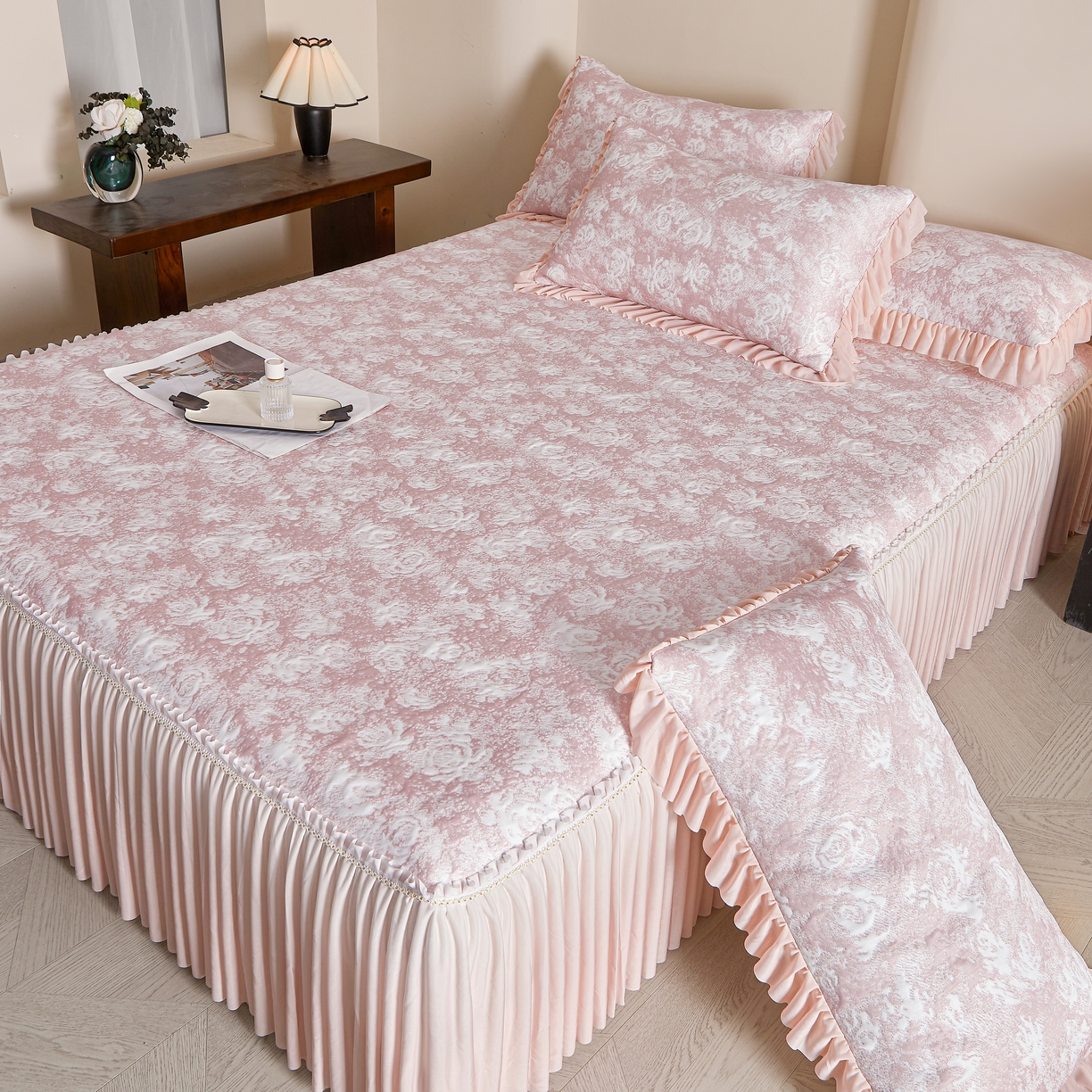 91家纺网 家纺一手货源 找家纺 （总）诺梵家纺 2025新款PE冰豆豆冰丝床裙-玫瑰系列