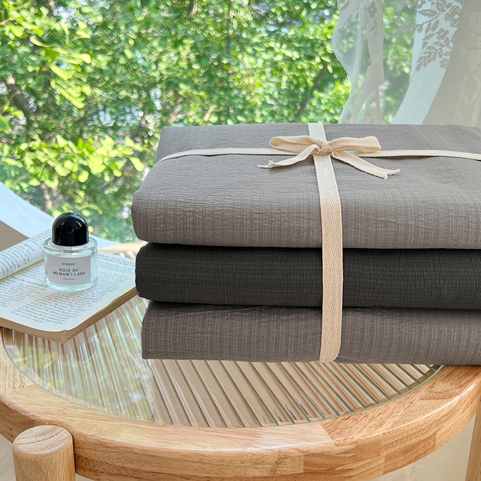 91家纺网 家纺一手货源 找家纺 彩韵家纺 2025新款超柔云感m双层纱四件套 双拼-典雅灰+情调黑