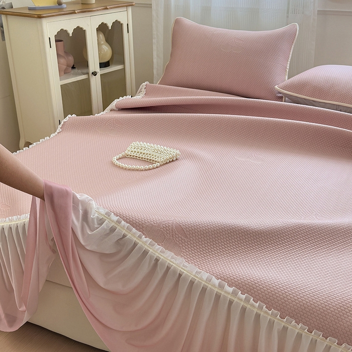 91家纺网 家纺一手货源 找家纺 美优兰2025新款PE提花凉感冰豆豆床裙 初夏粉