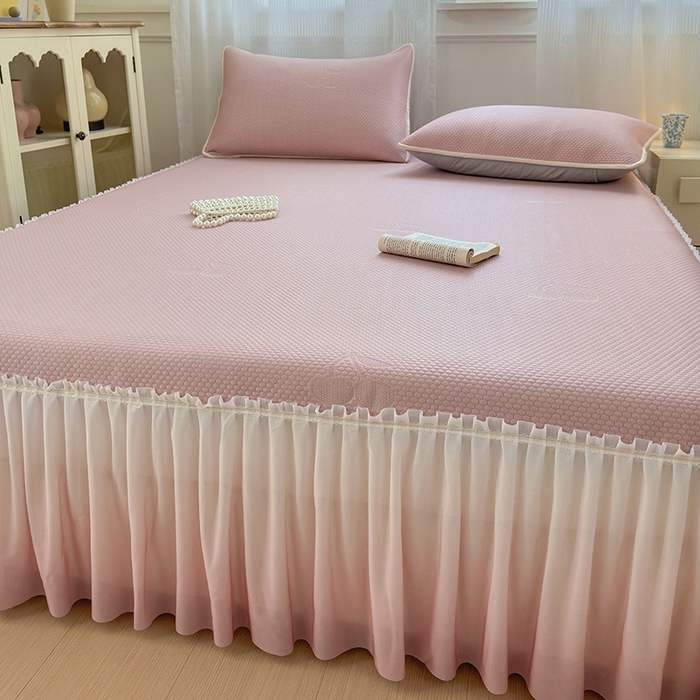 91家纺网 家纺一手货源 找家纺 美优兰2025新款PE提花凉感冰豆豆床裙 初夏粉