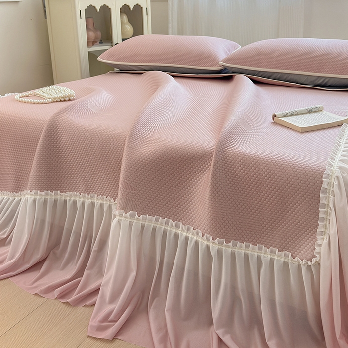 91家纺网 家纺一手货源 找家纺 美优兰2025新款PE提花凉感冰豆豆床裙 初夏粉