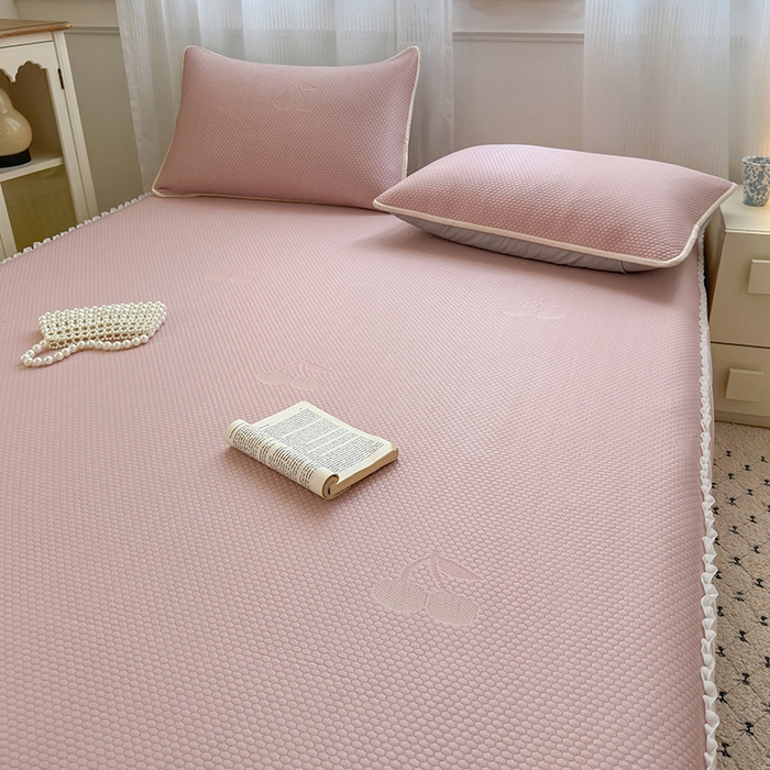 91家纺网 家纺一手货源 找家纺 美优兰2025新款PE提花凉感冰豆豆床裙 初夏粉