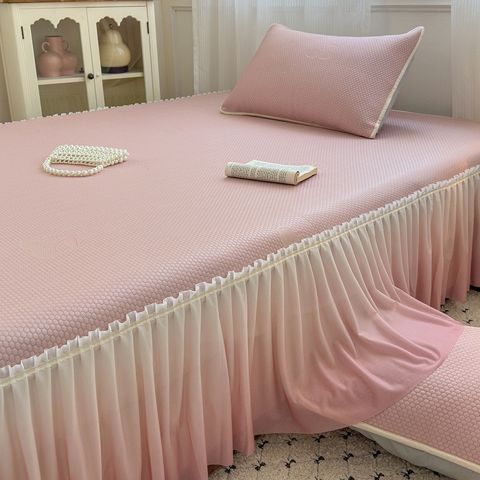 91家纺网 家纺一手货源 找家纺 美优兰2025新款PE提花凉感冰豆豆床裙 初夏粉