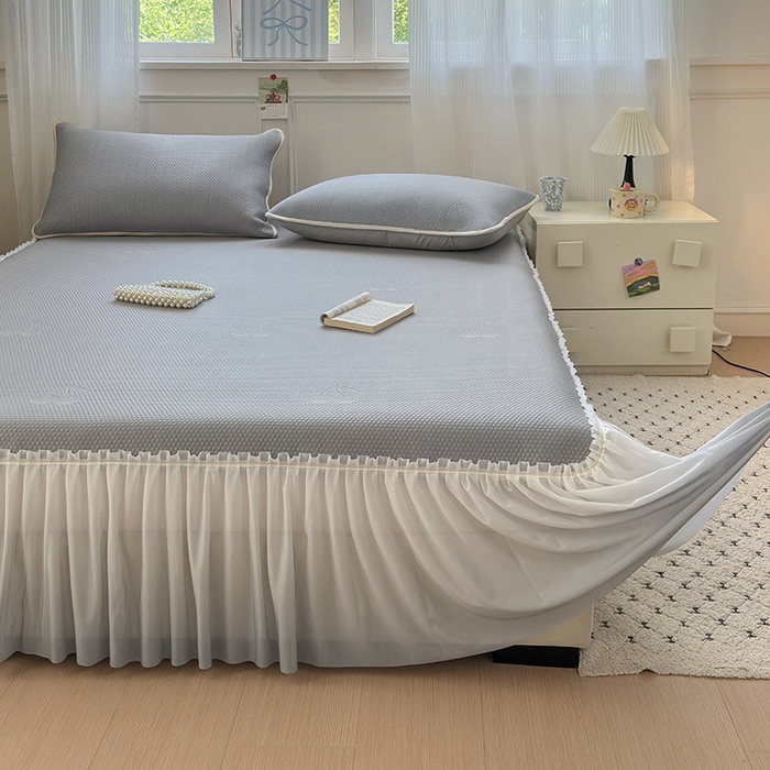 91家纺网 家纺一手货源 找家纺 美优兰2025新款PE提花凉感冰豆豆床裙 初夏灰