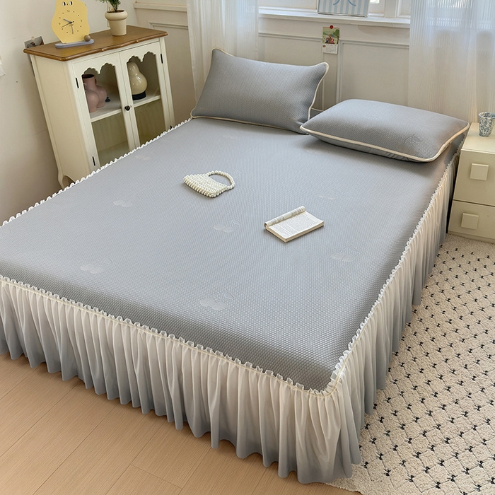 91家纺网 家纺一手货源 找家纺 美优兰2025新款PE提花凉感冰豆豆床裙 初夏灰