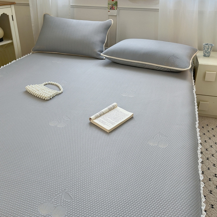 91家纺网 家纺一手货源 找家纺 美优兰2025新款PE提花凉感冰豆豆床裙 初夏灰