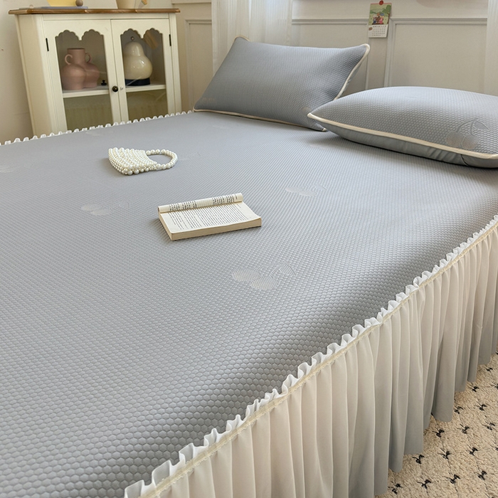 91家纺网 家纺一手货源 找家纺 美优兰2025新款PE提花凉感冰豆豆床裙 初夏灰