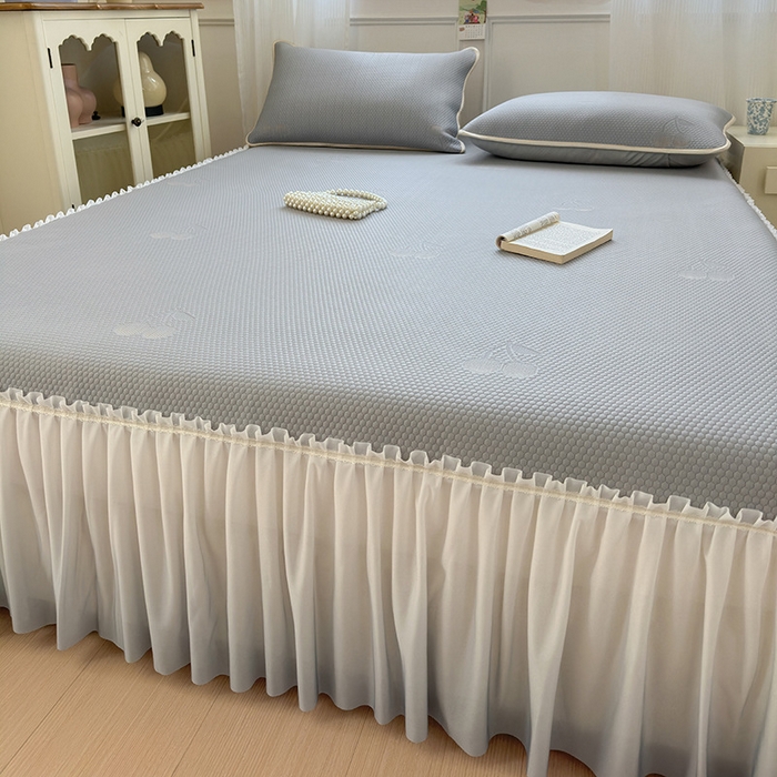 91家纺网 家纺一手货源 找家纺 美优兰2025新款PE提花凉感冰豆豆床裙 初夏灰