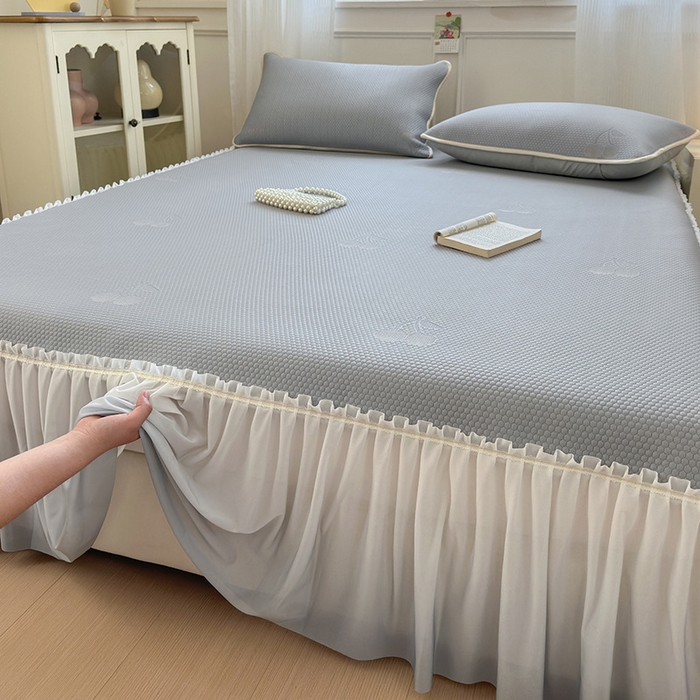 91家纺网 家纺一手货源 找家纺 美优兰2025新款PE提花凉感冰豆豆床裙 初夏灰