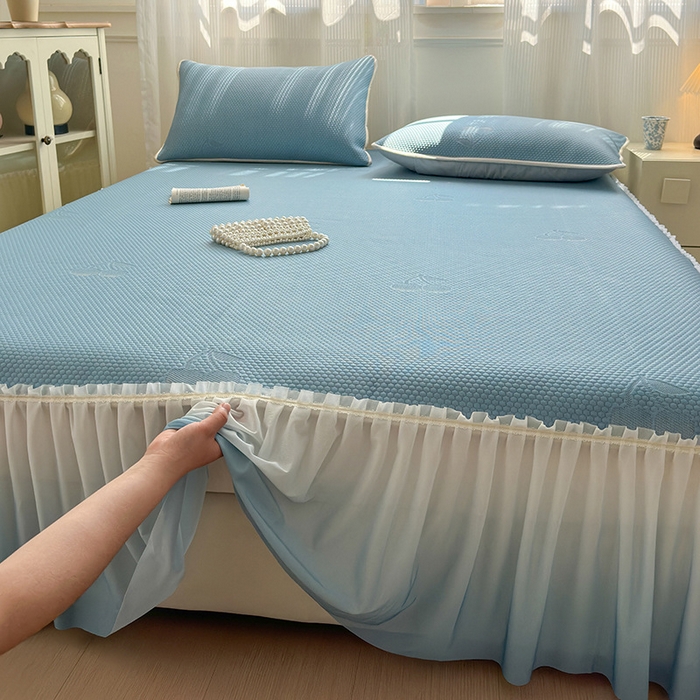 91家纺网 家纺一手货源 找家纺 美优兰2025新款PE提花凉感冰豆豆床裙 初夏蓝