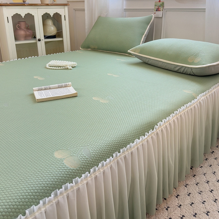 91家纺网 家纺一手货源 找家纺 美优兰2025新款PE提花凉感冰豆豆床裙 初夏绿