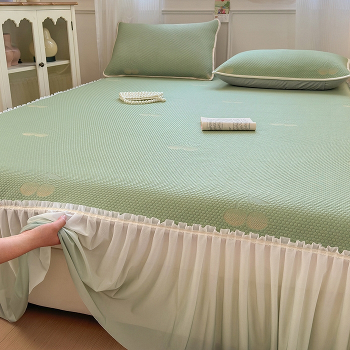 91家纺网 家纺一手货源 找家纺 美优兰2025新款PE提花凉感冰豆豆床裙 初夏绿