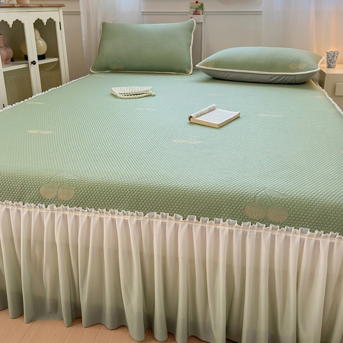 91家纺网 家纺一手货源 找家纺 美优兰2025新款PE提花凉感冰豆豆床裙 初夏绿