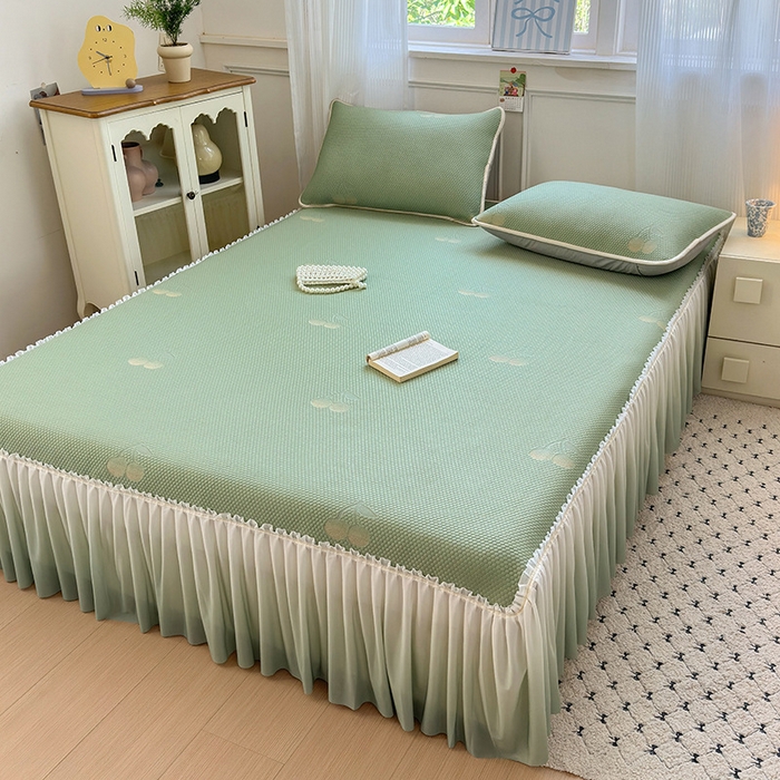 91家纺网 家纺一手货源 找家纺 美优兰2025新款PE提花凉感冰豆豆床裙 初夏绿