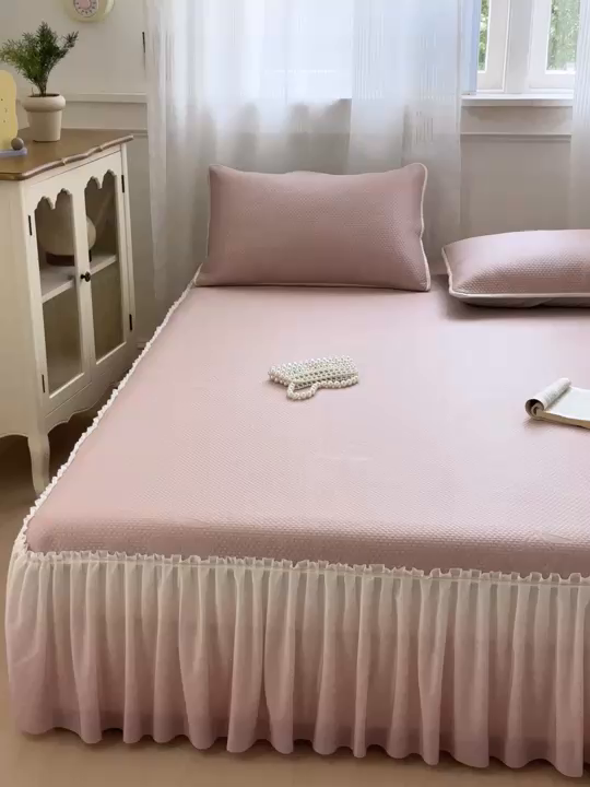 91家纺网 家纺一手货源 找家纺 美优兰2025新款PE提花凉感冰豆豆床裙 初夏粉