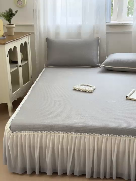 91家纺网 家纺一手货源 找家纺 美优兰2025新款PE提花凉感冰豆豆床裙 初夏灰