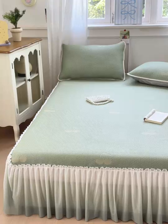 91家纺网 家纺一手货源 找家纺 美优兰2025新款PE提花凉感冰豆豆床裙 初夏绿