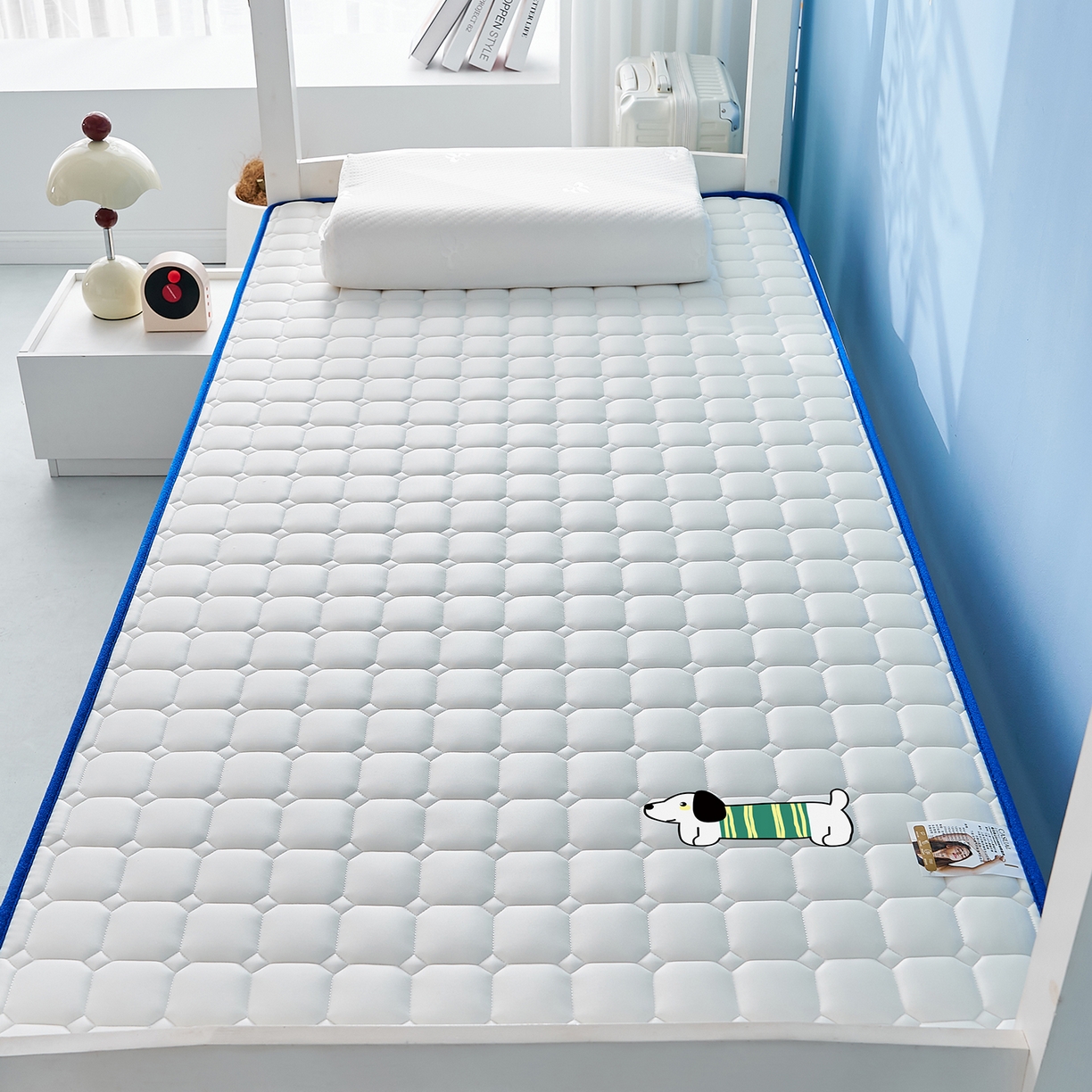 91家纺网 家纺一手货源 找家纺 元昊床垫 2025新款牛奶丝乳胶记忆海绵学生床垫 旺旺狗-蓝月白