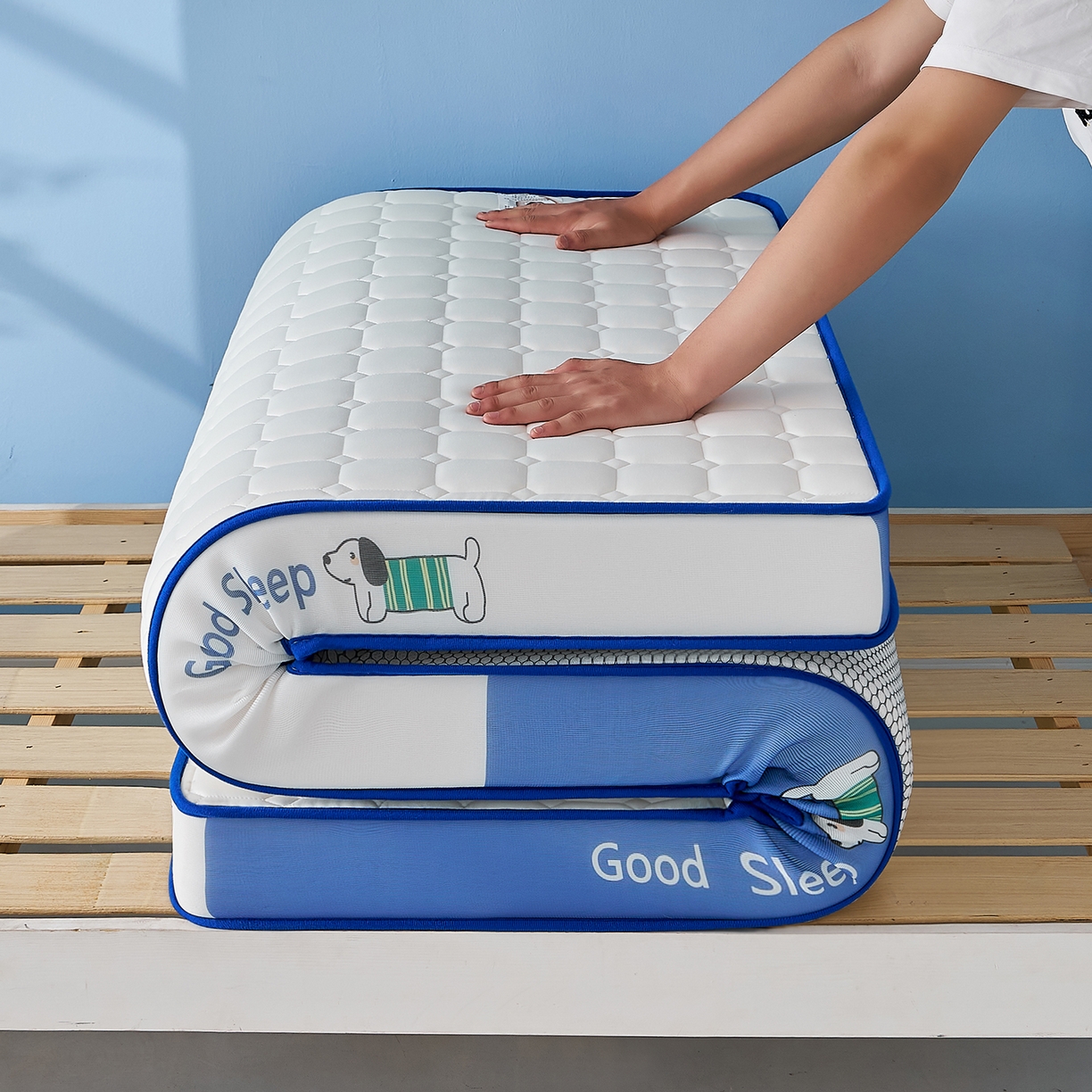 91家纺网 家纺一手货源 找家纺 元昊床垫 2025新款牛奶丝乳胶记忆海绵学生床垫 旺旺狗-蓝月白