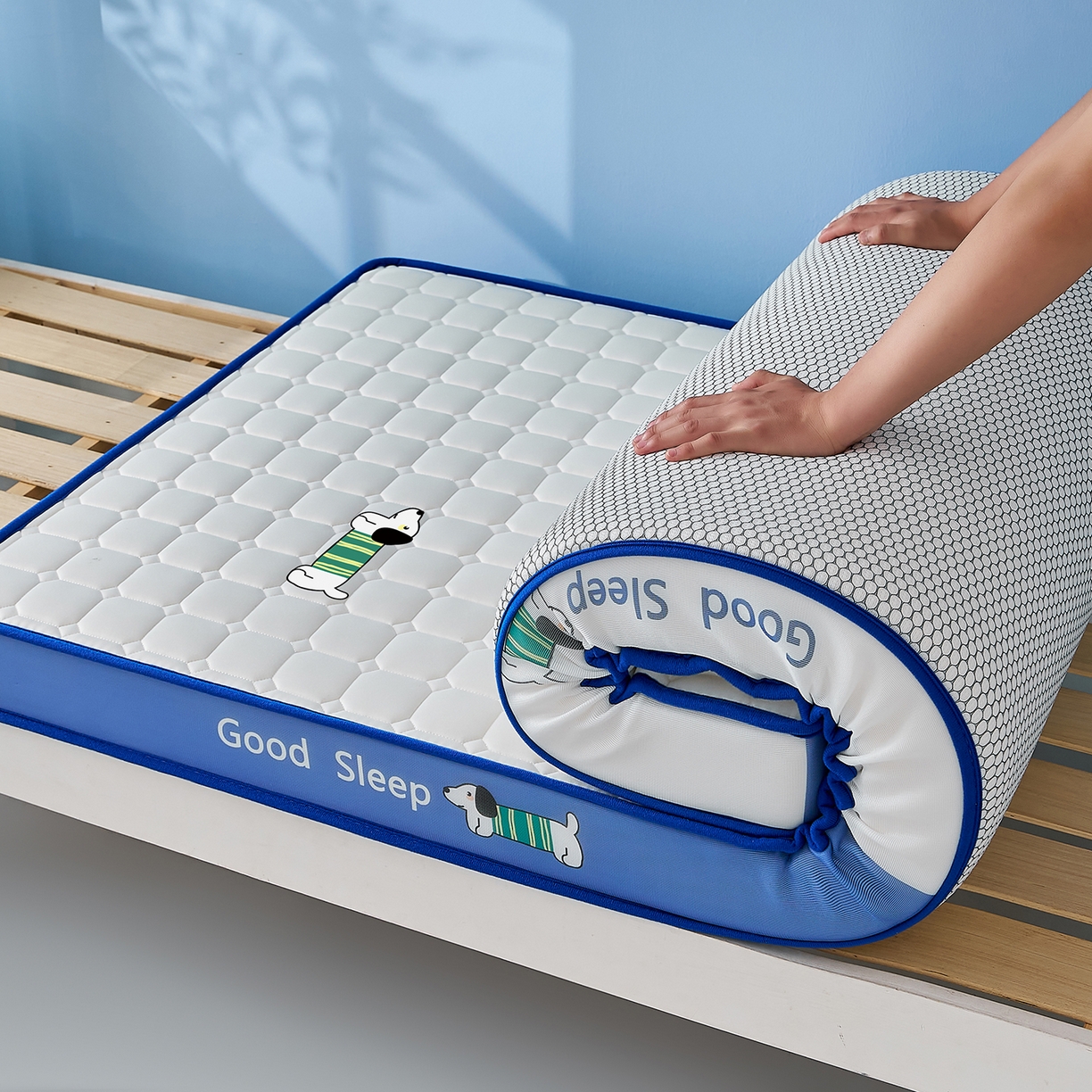 91家纺网 家纺一手货源 找家纺 元昊床垫 2025新款牛奶丝乳胶记忆海绵学生床垫 旺旺狗-蓝月白