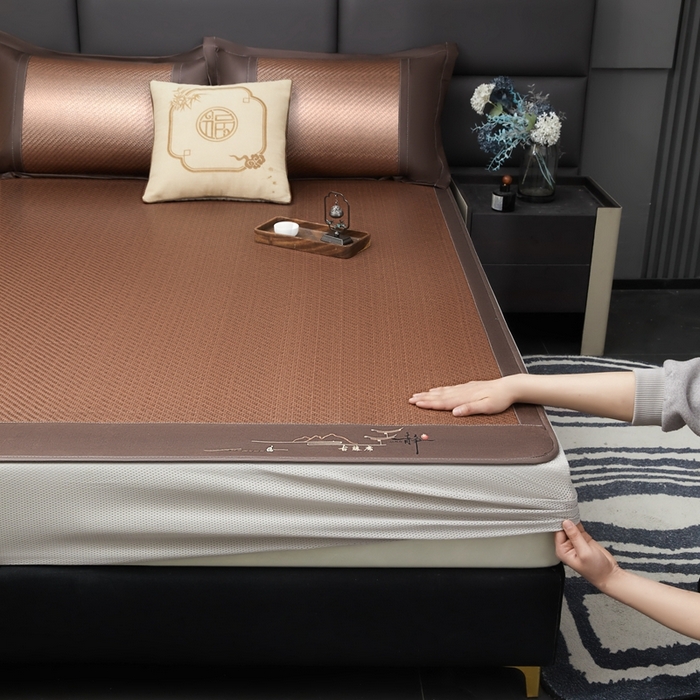 91家纺网 家纺一手货源 找家纺 卡罗兰 2025新款PE超冷感霸王藤刺绣床笠款凉席席子 古藤咖-床笠款